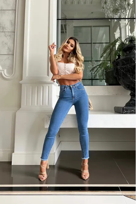 Calça Jeans Feminina Intermediaria Com Pala Anatômica E Nervura Na Lateral Da Barra Desfiada